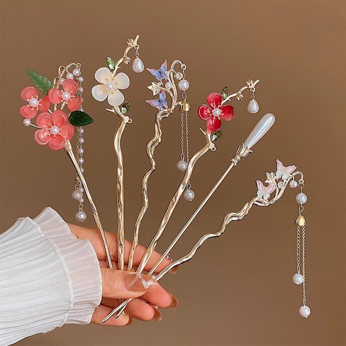 Supply Florist - ปิ่นปักผมลายดอกไม้สไตล์จีนใหม่สำหรับผู้หญิง ปิ่นปักผมประดับดอกไม้ ผีเสื้อ ไข่มุก พู่ห้อย ดีไซน์หรูหรา